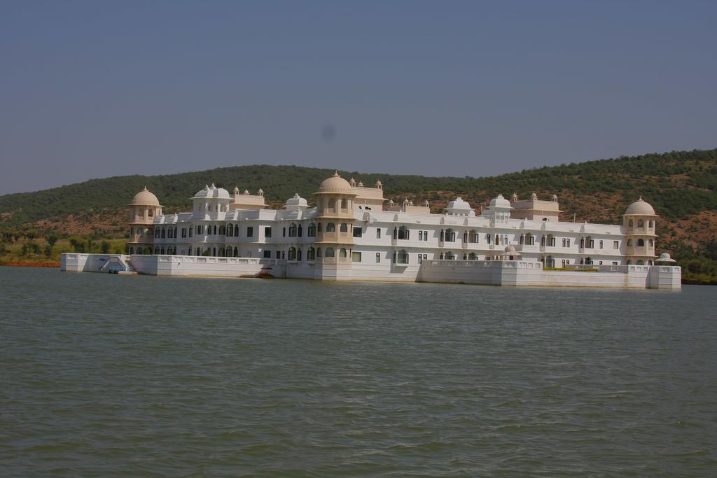 Juesta Lake Nahargarh Palace, Chittorgarh Pārsoli Exterior photo