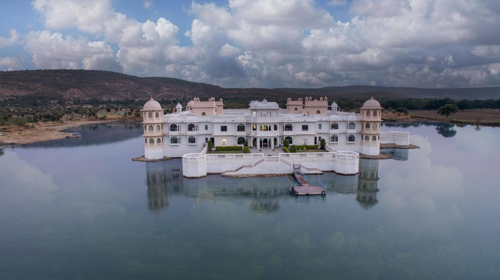 Juesta Lake Nahargarh Palace, Chittorgarh Pārsoli Exterior photo