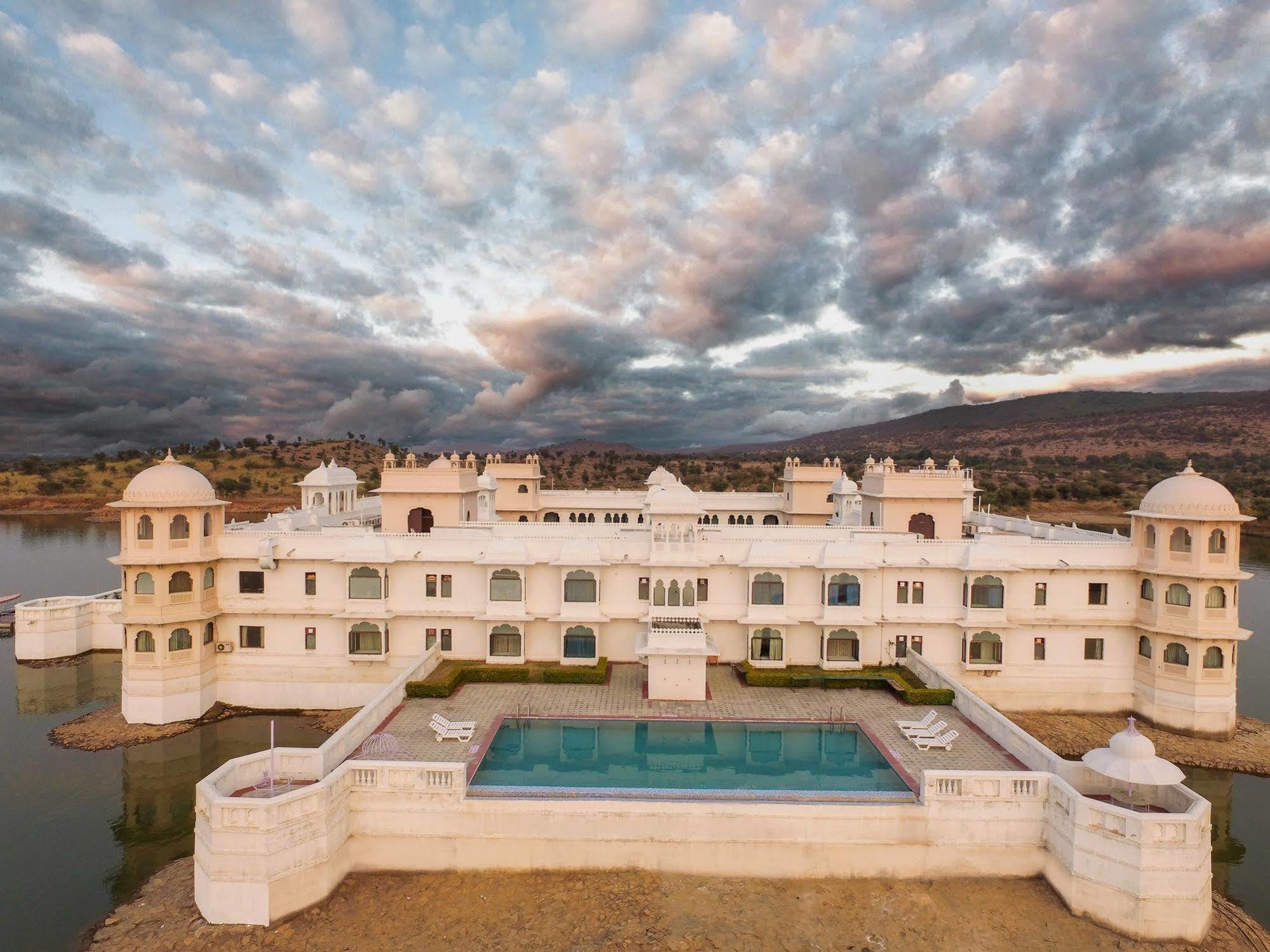 Juesta Lake Nahargarh Palace, Chittorgarh Pārsoli Exterior photo